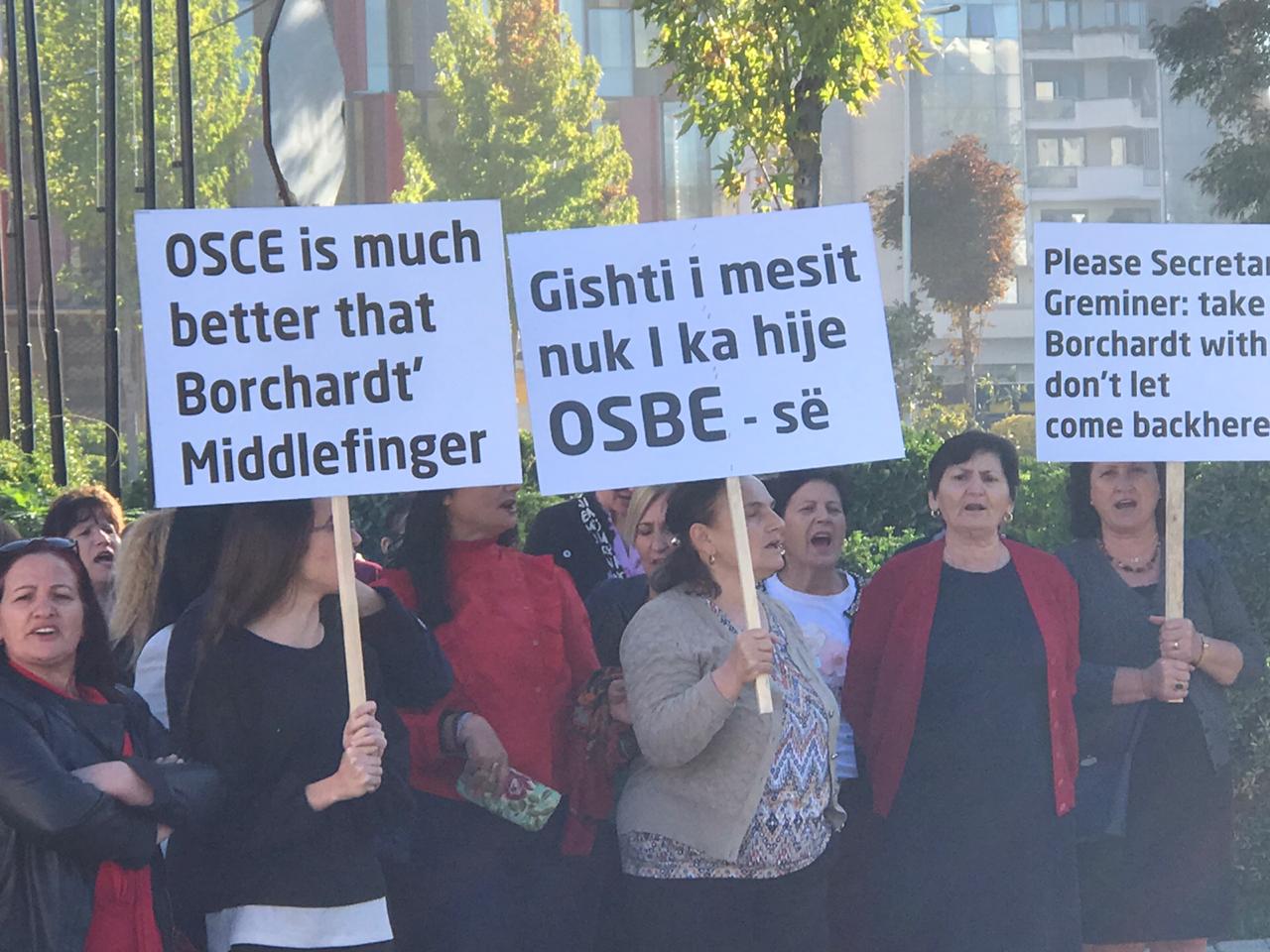 “Gishti i mesëm nuk i ka hije OSBE-së”/ Gratë e Astirit protestojnë kundër ambasadorit Borchard