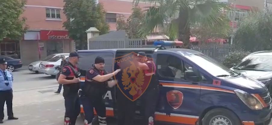 VIDEO/ Momenti i arrestimit të të fortit Gaçaj dhe mikut të tij në Durrës