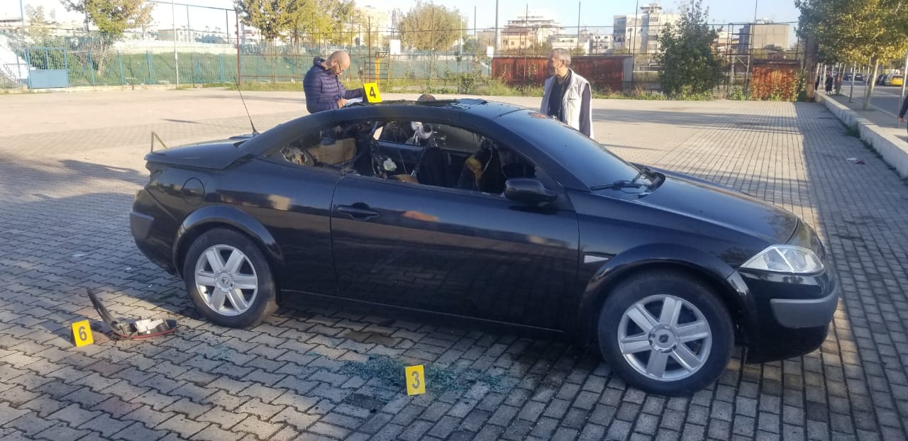 Makina e djegur te stadiumi i Durrësit i përket gruas nga Shijaku (VIDEO)