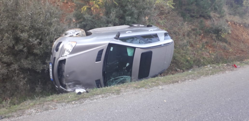 Makina përfundon në kanal, plagoset drejtuesi