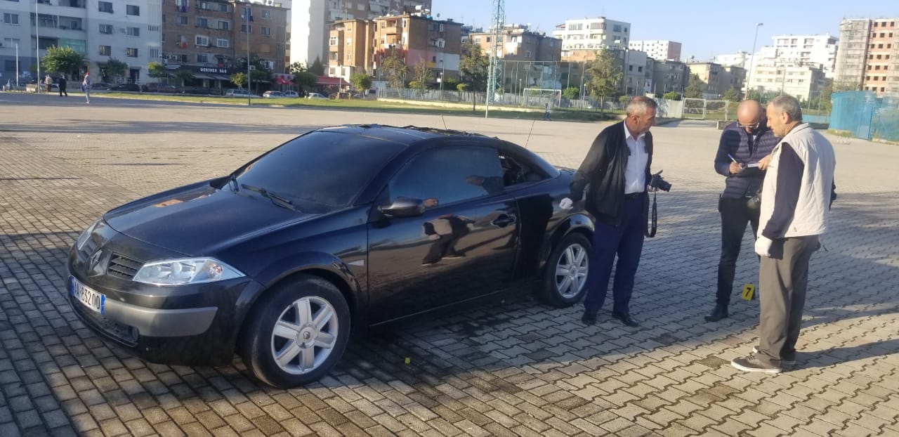 Durrës, vjedhin makinën dhe i vënë zjarrin afër stadiumit (FOTO)