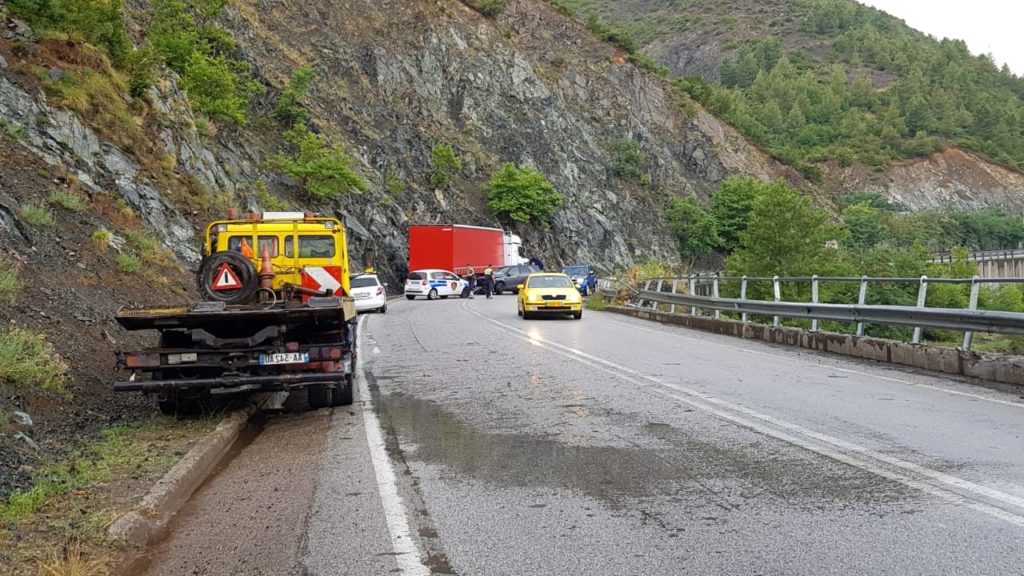 Durrsaku me trajler godet autobusin, 1 e vdekur dhe 2 të plagosura