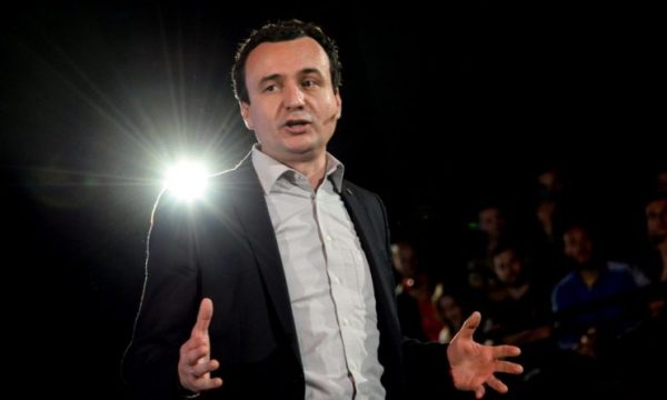 Aksidentohet me makinë Albin Kurti, përplaset me automjetin e policisë