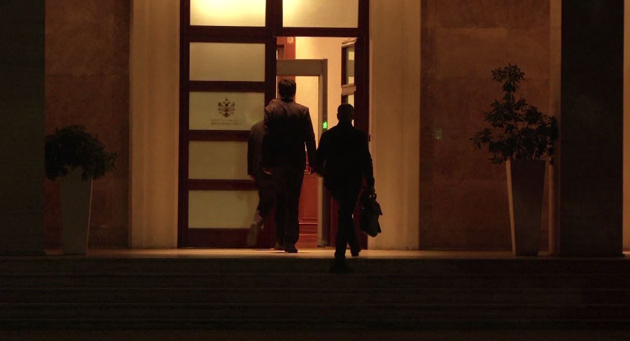 Rama pret në zyrë Albin Kurtin