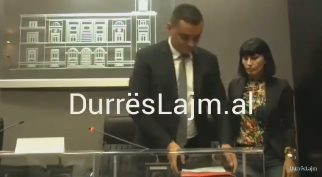 Plas në KB Durrës, kryetari Ani Dyrmishi mbyll mbledhjen ndërsa kryebashkiakja po fliste (VIDEO)