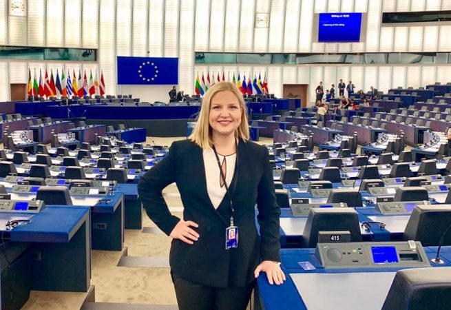 Eurodeputetja Kokalari mbron Shqipërinë në PE: E zhgënjyer nga Macron!