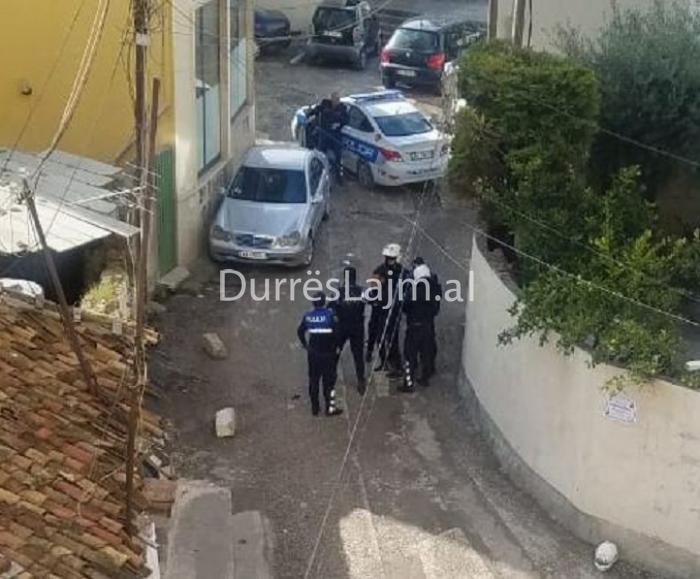 Hajduti arrestohet në flagrancë në mes të Durrësit (VIDEO)