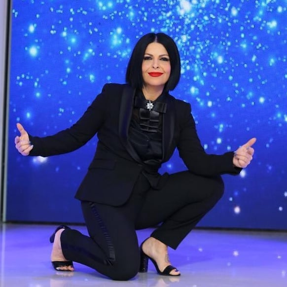 Feston 45-vjetorin e lindjes, Aurela Gaçe tejet origjinale në urimin që ka për veten (FOTO)