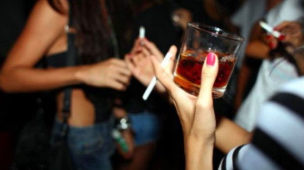 Studentët amerikanë abuzojnë me alkool nga stresi i madh