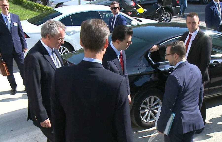 Iu nxori gishtin banorëve të Unazës së Re, Basha injoron Borchardt-in (VIDEO)