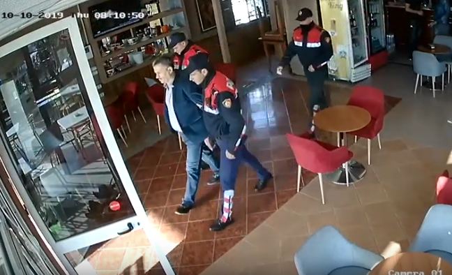 Dhjetra policë zbarkojnë në Astir, arrestohen banorët më aktivë