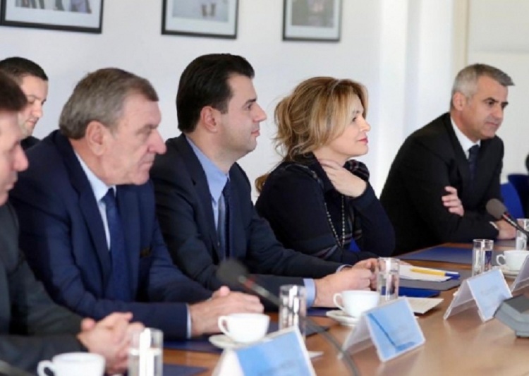 Lulzim Basha takohet me aleatët në selinë e PD-së