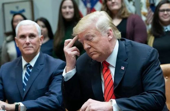 Trump i tregon gishtin e mesëm astronautes?