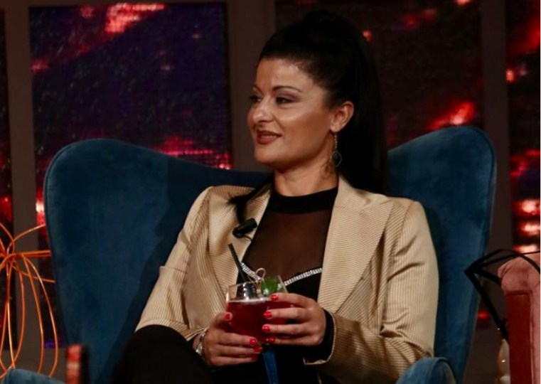 Shau në mes të emisionit, gazetarja e videos virale: Sulm politik, s’kisha nevojë për këtë lloj pompoziteti