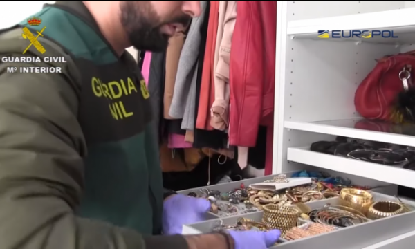 Çfarë grabitën shqiptarët në shtëpinë e Zidanit (VIDEO)