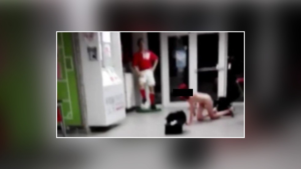 Dalin pamjet skandaloze +18/ Lojtarët filmohen duke kryer seks me femrën e zhveshur