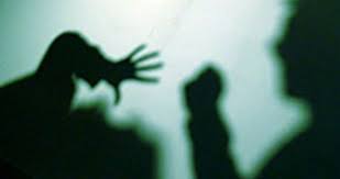 Ushtronte dhunë ndaj gruas në prani të fëmijëve, ndalohet burri në Durrës