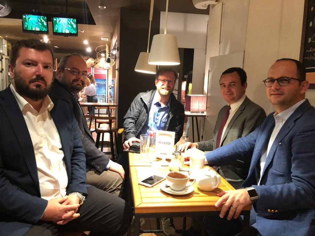 U përfol si kryetar i Vetëvendosjes në Shqipëri, Ditmir Bushati takon Albin Kurtin