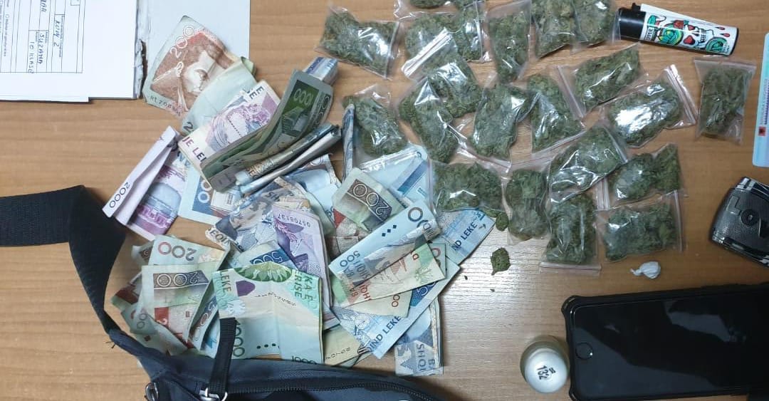 Rrinte në një parking, me çantën e zezë me drogë. Policia kap shpërndarësin