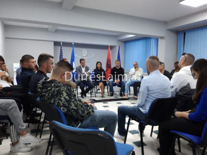Durrës, trajnohen të rinjtë e PD-së, mësojnë artin e të folurit në publik (FOTO)