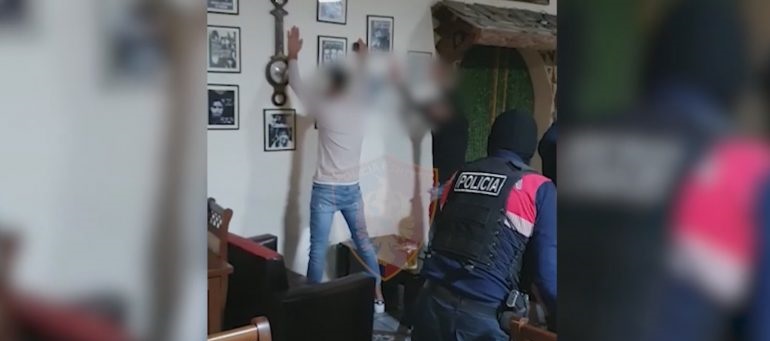 VIDEO/ Të gjithë pas murit e me duart lart në lokal, ja çfarë nxori aksioni i policisë