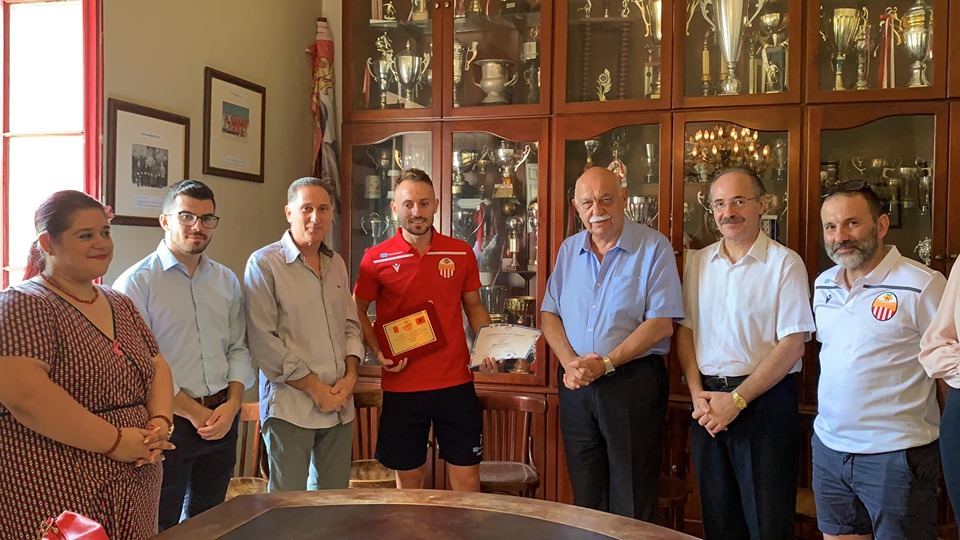 Futbollisti durrsak Erjon Beu shkëlqen si golashënuesi më i mirë, “Qytetar Nderi” në Maltë (FOTO)