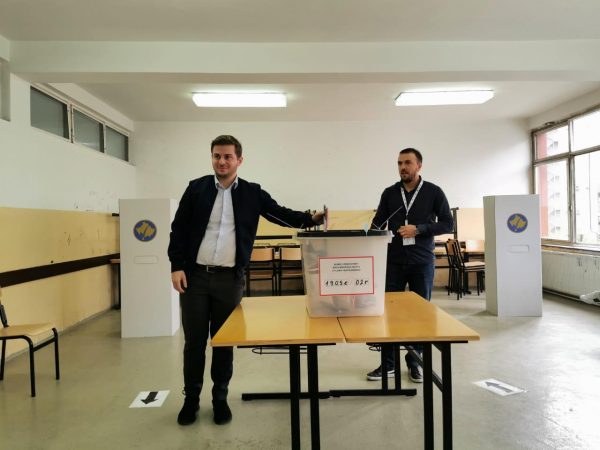 Ministri Cakaj voton në Prishtinë: Fati i Shqipërisë dhe Kosovës është i pandashëm!