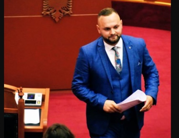 Përçahet grupi demokrat, Halit Valteri pendohet për firmën. I dërgon shkresë Ruçit