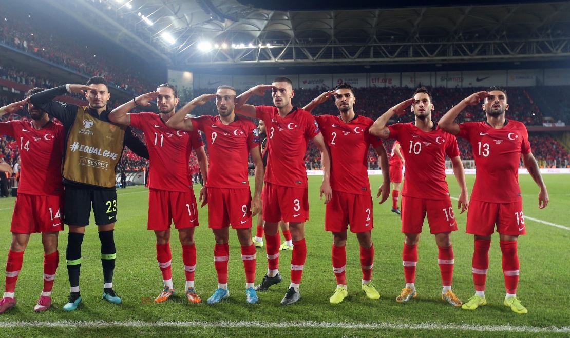Festa me simbolin e nderimit ushtarak, Turqia mund ta pësojë nga UEFA. Ja arsyeja…