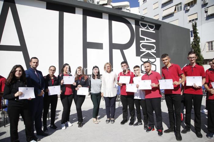 EMRAT/ Bashkia jep shpërblim për maturantët e ekselencës në Durrës (FOTO+VIDEO)