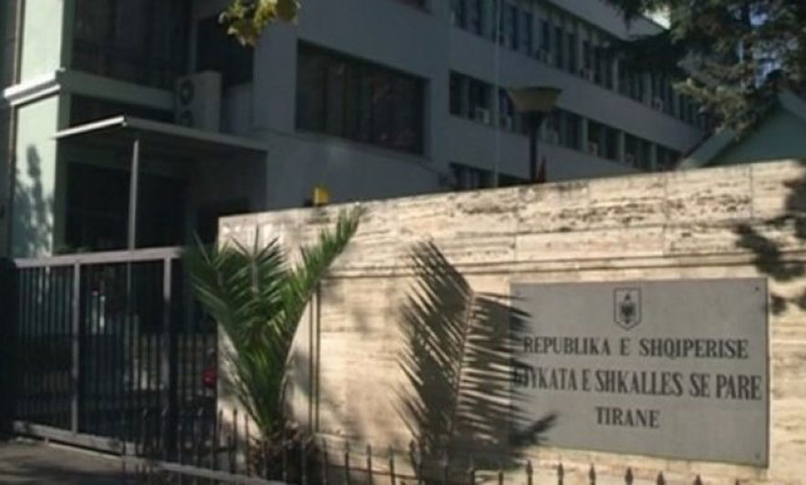 Krushqit zihen e rrihen keq në gjykatën e Tiranës