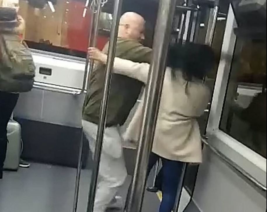 Po shkonin me pushime, çifti zihet me grushta në autobusin e aeroportit