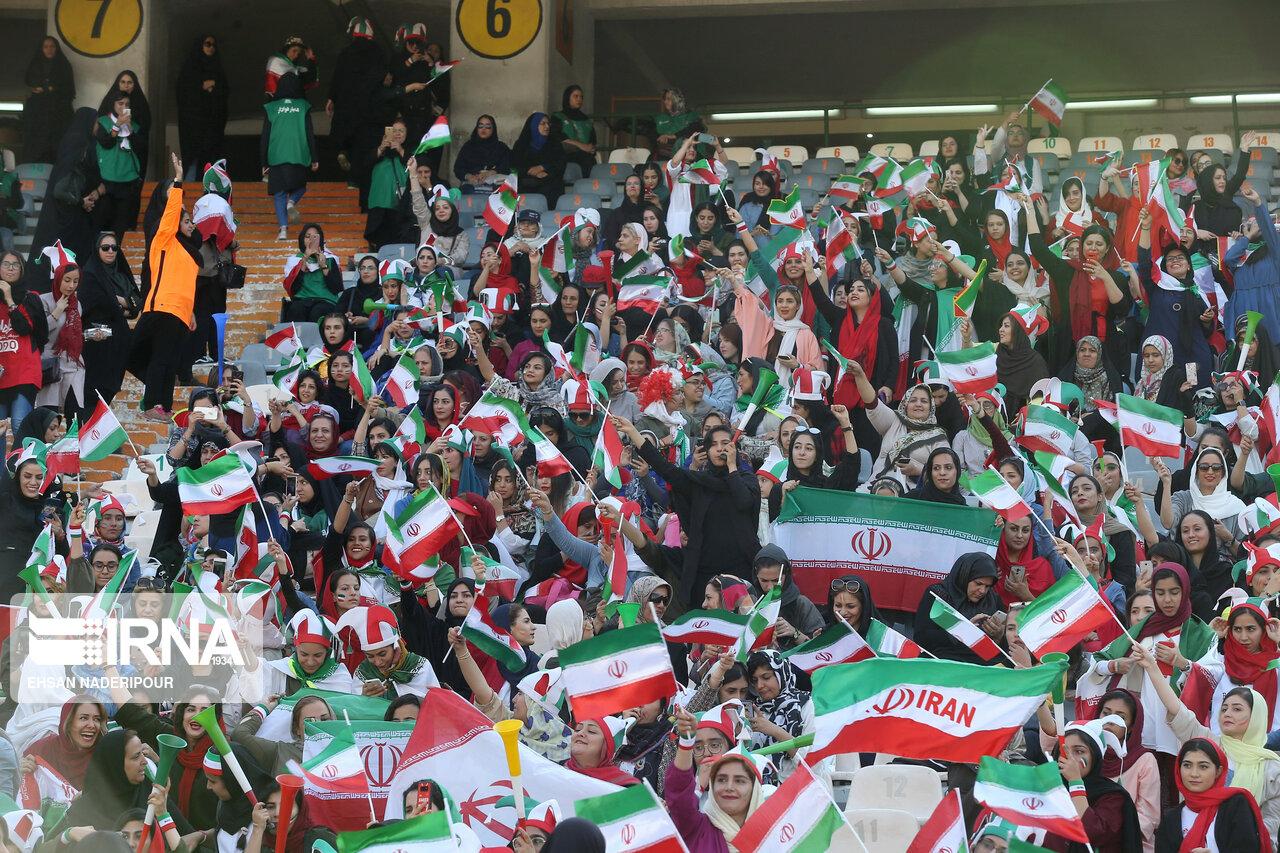 Historike në Iran/ Femrat në stadium për herë të parë u japin zemër, fitojnë 14-0