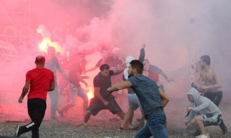 Hyn në fuqi ligji i ri, aktet e dhunës në stadiumet shqiptare, tashmë dënohen me burg!