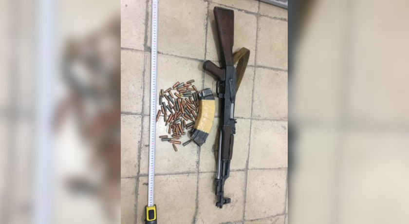 Sekuestrohen drogë, armë dhe municione, arrestohet i riu