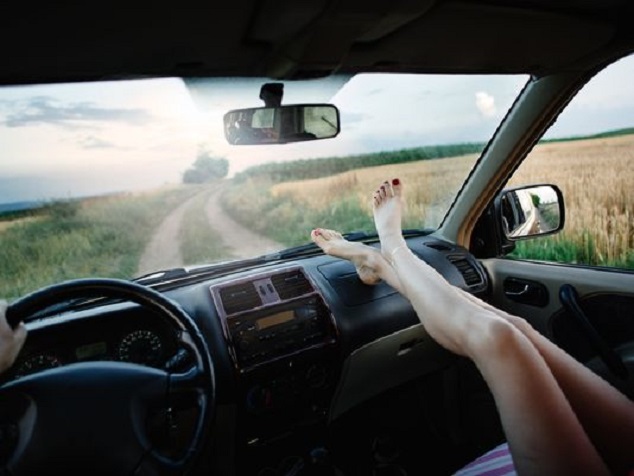 Kurrë mos i vendosni këmbët në kroskotin e makinës!