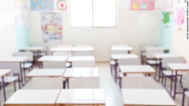 Mësuesja shkon e dehur në mësim, i bie të fikët në klasë