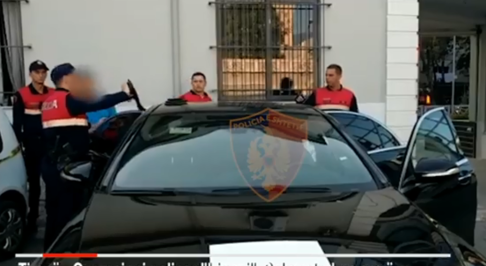 Pistoletë, kokainë, thika e miliona lekë në makinë, si u kap nga policia shoferi (VIDEO)