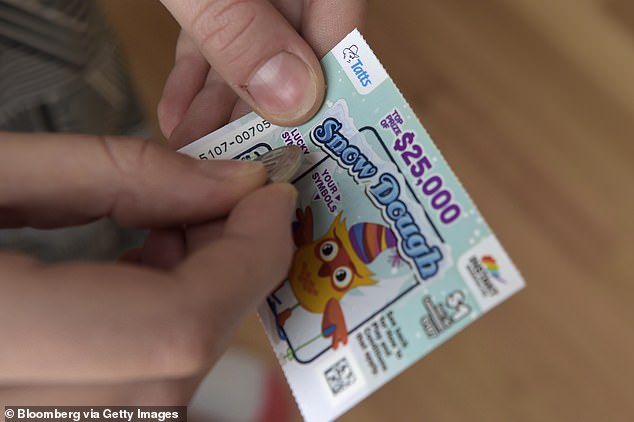 Vuan nga kanceri, fiton 200.000 dollarë në lotari ditën e fundit të kimioterapisë