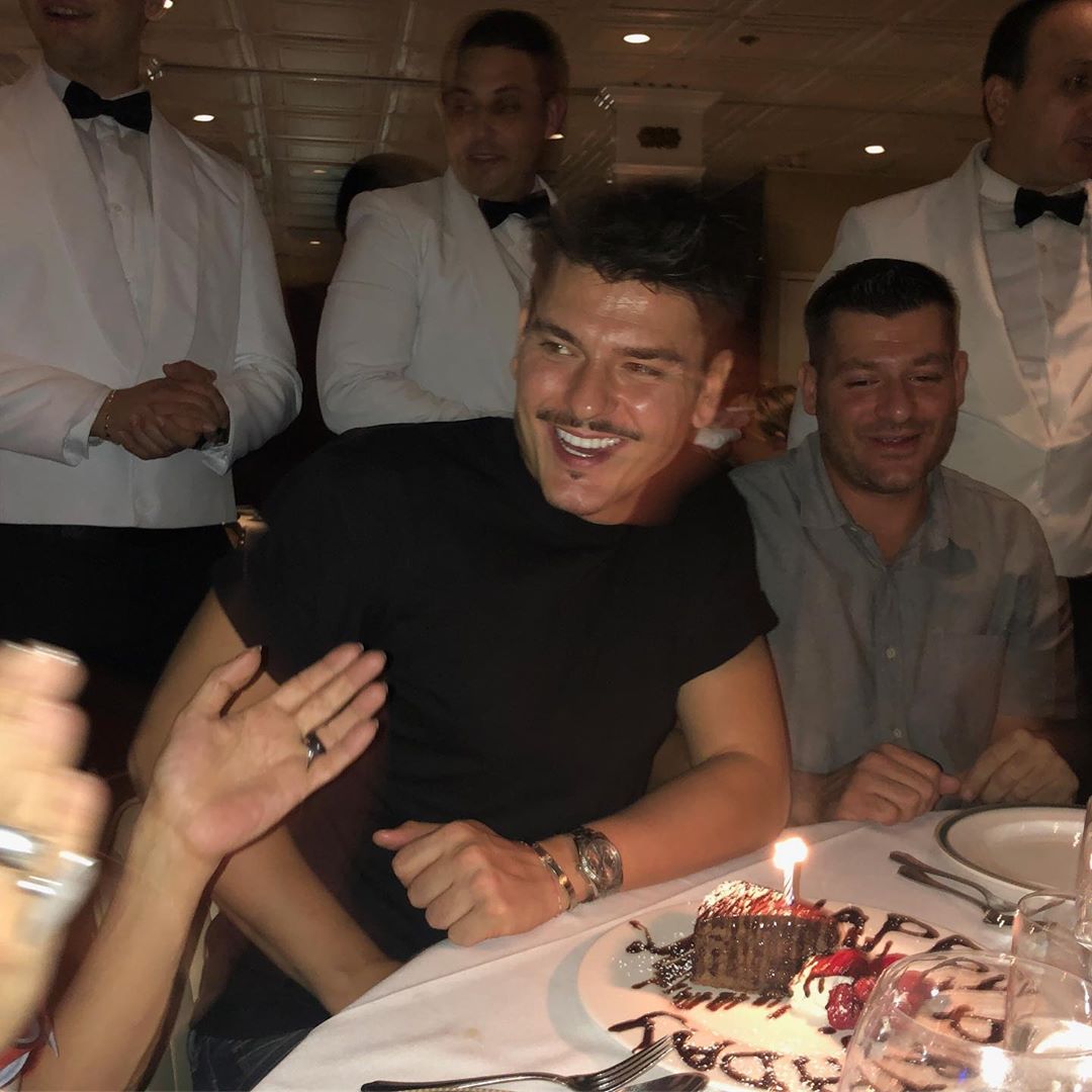 Grimieri i famshëm shqiptar feston 37-vjetorin, realizon ëndrrën e një jete në SHBA