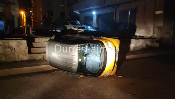Durrës, bie makina nga… një metër lartësi, përfundon në asfalt (FOTO)