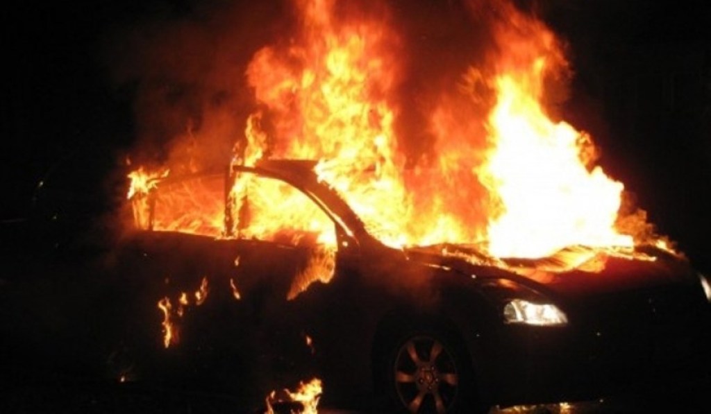 “Benz”-i i vjedhur digjet plotësisht në autostradën Durrës-Tiranë, ja kujt i përket