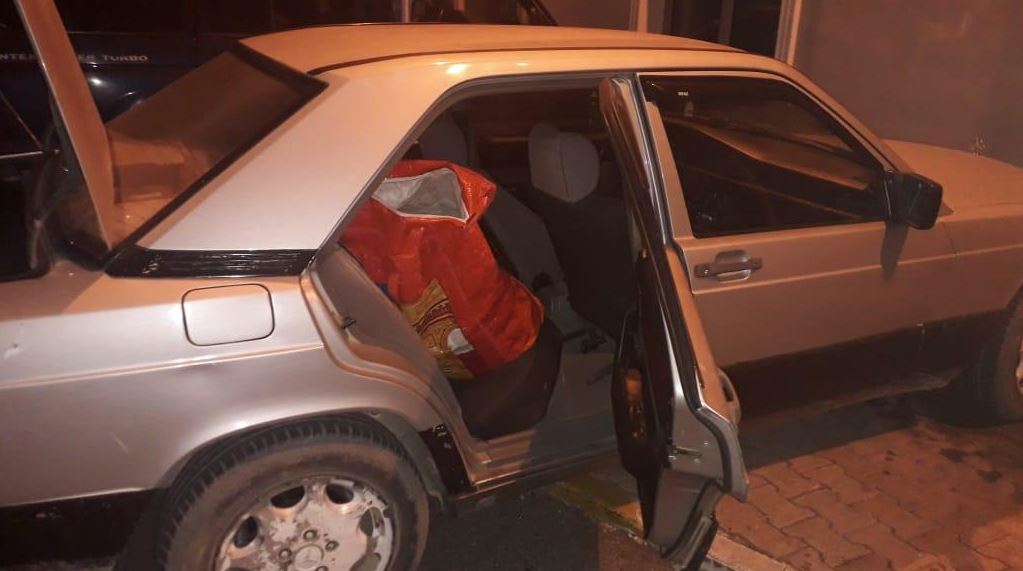 Po transportonte drogë, 22-vjeçari kundërshton policinë për kontrollin e mjetit