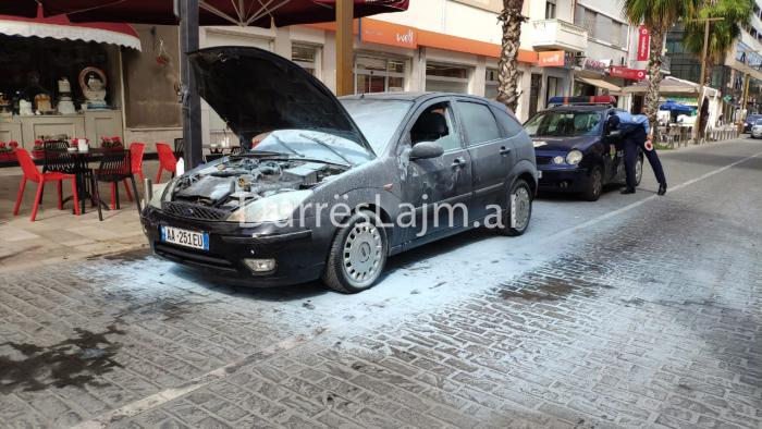 Makina merr flakë në bulevardin e Durrësit (FOTO)