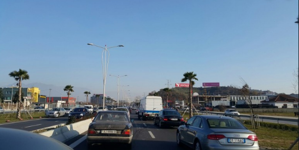 Aksident në autostradën Tiranë-Durrës, disa automjete të përplasura (FOTO)