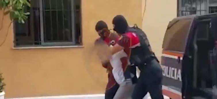 Kapet një person me rrezikshmëri të lartë në Shijak, policia i ngriti gracka (VIDEO)