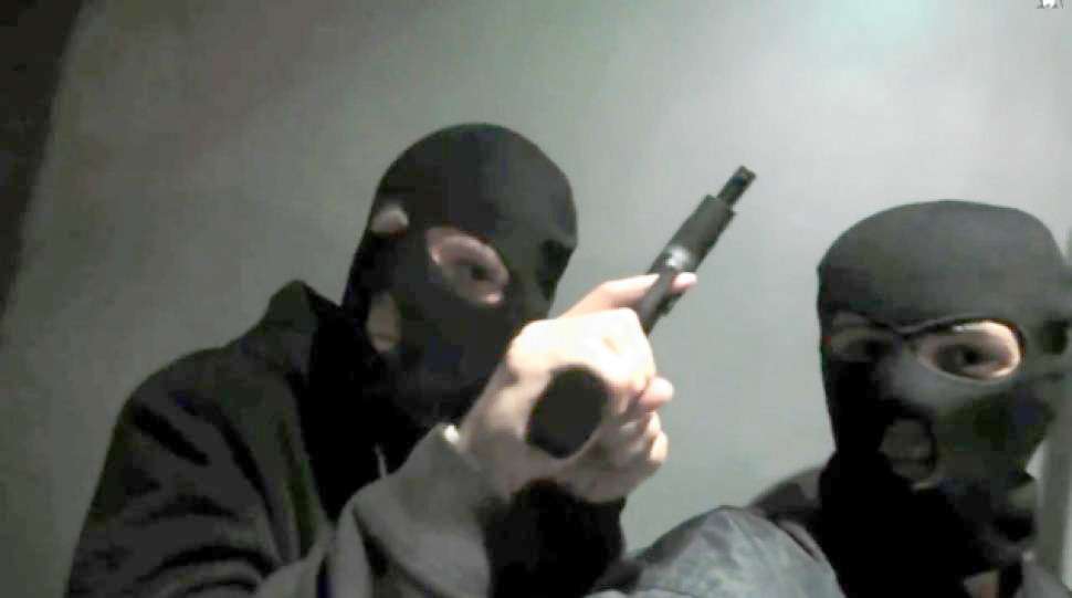 Maskat terrorizojnë çiftin e moshuar, i dhunojnë dhe i marrin paratë