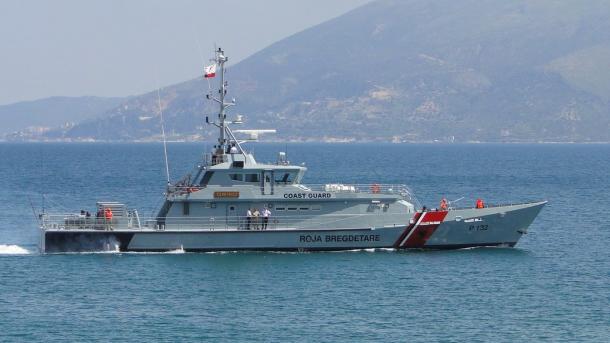 Anija shqiptare shpëton 110 emigrantë në Egje