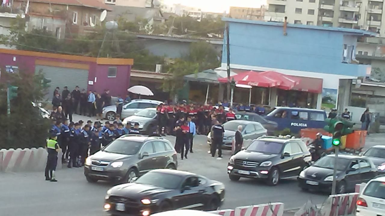 Protesta tek Unaza e Re, Basha iu bashkohet banorëve