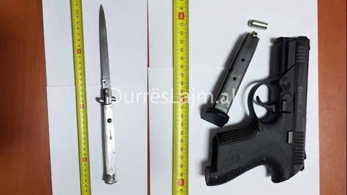 Armë të ftohta dhe pistoletë imituese, një në pranga në Durrës, procedohen dy të tjerë